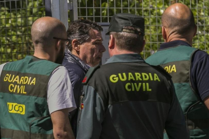 Ignacio González es trasladado a la comandancia de la Guardia Civil de Tres Cantos, en Madrid, el viernes 21 de abril para prestar declaración ante el juez.-EFE / SANTI DONAIRE