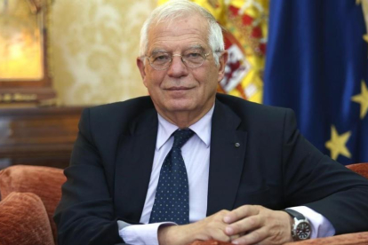 Josep Borrell, ministro de Asuntos Exteriores, en la sede del ministerio-/ DAVID CASTRO