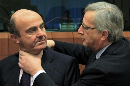 La polémica foto de Jean-Claude Juncker cuando presidía el Eurogrupo, bromeando con Luís de Guindos, agobiado por los problemas económicos de España.-YVES HERMAN