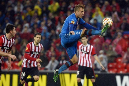 Maxi López intenta controlar el balón en un partido contra el Athletic.-REUTERS / VINCENT WEST