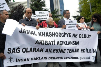 Protesta ante el consulado de Arabia Saudí en Estambul por la desaparición de Jashoggi.-APF / OZAN KOSE