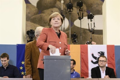 La canciller alemana Angela Merkel emitió su voto en una mesa de votación en Berlín, Alemania, durante las elecciones federales del 24 de septiembre de 2017.-EFE