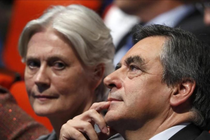François Fillon junto a su esposa, Penélope, el pasado mes de noviembre.-REUTERS / CHARLES PLATIAU
