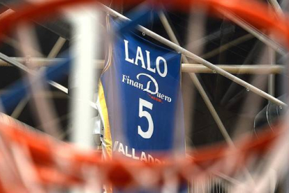 La camiseta del exjugador Lalo García, la única retirada por Valladolid, en el Pabellón Polideportivo Pisuerga.-Foto:   EFE / NACHO GALLEGO