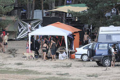 Acampada ilegal celebrada en agosto en las proximidades del pantano. / A. M.-