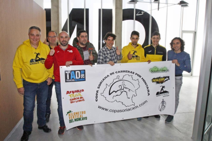 Los representantes de las carreras sorianas y organizadores de la Copa de Carreras por Montaña, ayer.-MARIO TEJEDOR