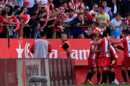 Los jugadores del Girona se abrazan tras marcar un gol al Madrid.-REUTERS / JUAN MEDINA