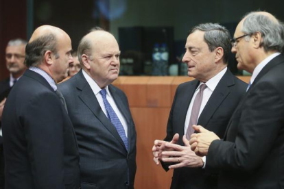El ministro español de Economía y Competitividad de España, Luis de Guindos (izda), conversa con sus homólogos de Irlanda Michael Noonan (2i), y de Malta Edward Scicluna (dcha), y con el presidente del Banco Central Europeo, Mario Draghi (2d).-EFE