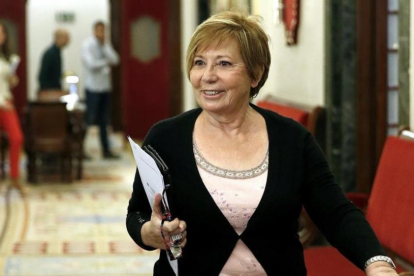 La vicepresidenta primera del Congreso, Celia Villalobos, este martes en los pasillos de la Cámara baja.-EFE
