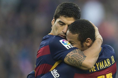 Neymar felicita a Suárez tras el gol del delantero uruguayo ante el Villarreal.-JORDI COTRINA