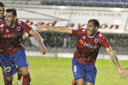 Los jugadores del Numancia celebran el gol de Palanca que daba la victoria ante el Deportivo. / Diego Mayor-