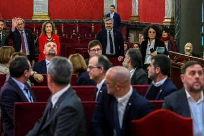 El presidente de la Generalitat, Quim Torra,  saluda a los lideres independentistas procesados por el proceso soberanista.-EFE / EMILIO NARANJO