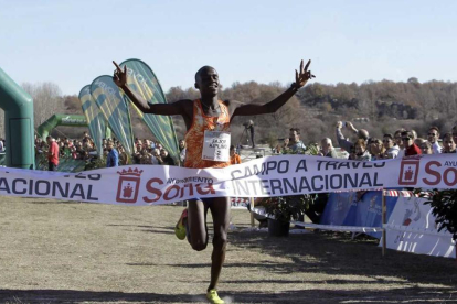 El atleta ugandés Jacob Kiplimo en el momento de ganar el campo a través de Soria el año pasado en Valonsadero.-HDS
