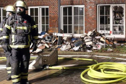 Equipos de bomberos en la sede del Hamburger Morgenpost esta madrugada.-Foto: BODO MARKS / EFE