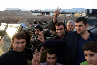 Unos kurdos en Turquía celebran que un convoy de 'peshmerga' haya logrado cruzar la frontera desde Irak.-Foto: AFP / ILYAS AKENGIN