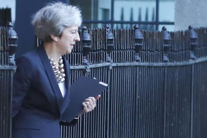 Theresa May sale de su residencia oficial de Downing Street, en Londres.-AFP
