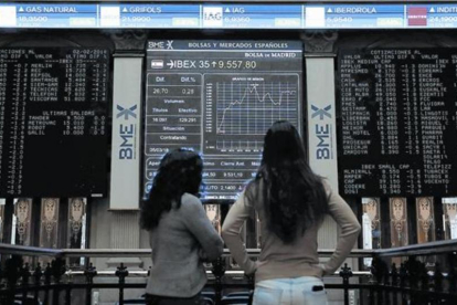 Interior de la Bolsa de Madrid, con la información sobre la evolución del Ibex 35, el pasado 5 de marzo.-EFE