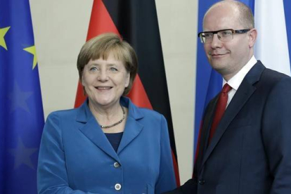 Merkel junto al primer ministro checo, Bohuslav Sobotka, este lunes en Berlín.-Foto: AP / MICHAEL SOHN