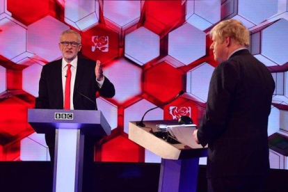 Corbyn (izquierda) y Johnson, durante el debate televisado por la BBC.-EFE