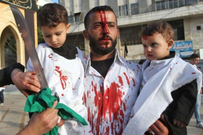 Musulmanes iraquís chiís toman parte en la ceremonia de flagelación de las celebraciones de la Ashura, en Kerbala, este miércoles.-AFP / MOHAMMED SAWAF
