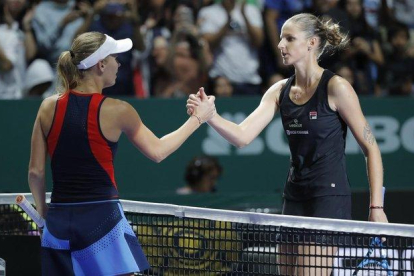 Pliskova (derecha), felicitada por Wozniacki en un partido en Singapur.-VINCENT THIAN (AP)