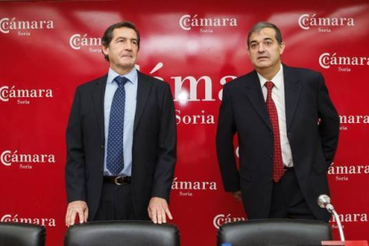 El director de Industria , Víctor Audera, (I) participa en la jornada 'Instrumentos de apoyo a las empresas ' junto al director de la Cámara de Comercio de Soria, Alberto Santamaría.-Concha Ortega / ICAL