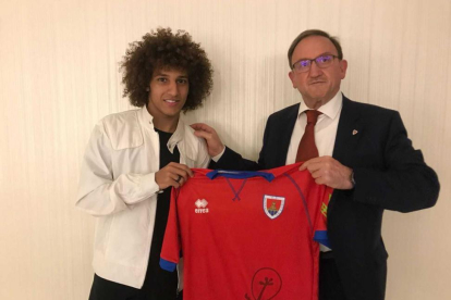 El nuevo jugador del Numancia Ali Al Namer con el presidente del club rojillo, Francisco Rubio.-HDS