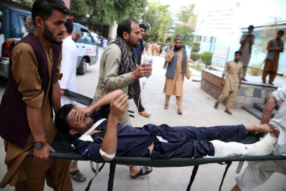 Un hombre porta en camilla a un herido tras un ataque suicida en un acto de campana para las elecciones parlamentarias del proximo 20 de octubre en la provincia de Nangarhar  en Jalalabad  Afganistan   EFE  Ghulamullah Habibi-