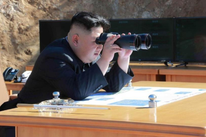 El líder norcoreano Kim Jong-un el pasado mes de julio durante el lanzamiento de un misil intercontinental.-AFP