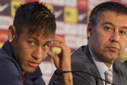 Neymar y Josep Maria Bartomeu, en la presentación del delantero brasileño como nuevo jugador del Barça, el 3 de junio del 2013.-Foto:  JOAN MONFORT