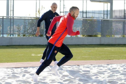 Iniesta, en una sesión de recuperación en la ciudad deportiva del Barça junto a Juanjo Brau, fisioterapeuta del club.-FC BARCELONA