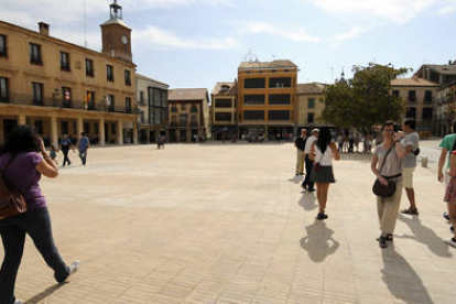 Un grupo de personas paseando por la remodelada plaza Mayor de Almazán. / ÚRSULA SIERRA-