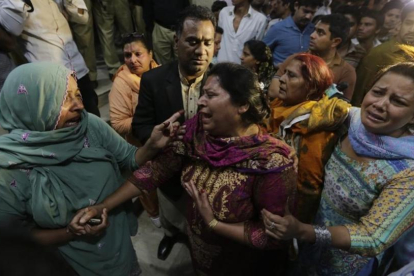 Desespero en Lahore tras el atentado suicida.-EFE
