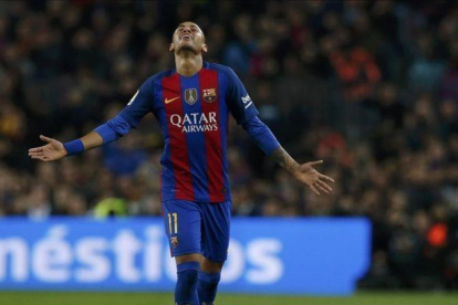Neymar se lamenta de una ocasión fallada ante el Madrid.-REUTERS / ALBERT GEA