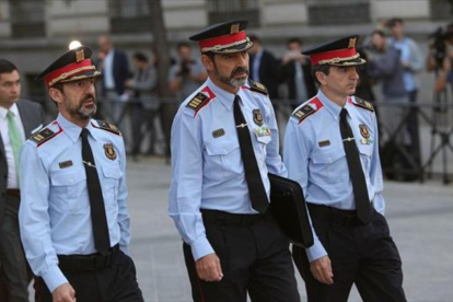 El mayor Josep Lluís Trapero, en el centro, llegando a la Audiencia Nacional.-DAVID CASTRO