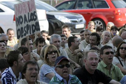Manifestantes en la pitada contra el ERE que tuvo lugar esta semana. / V. G. -