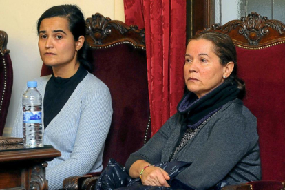 Triana juntoa a su madre, Monserrat González, durante el juicio por el asesinato de Isabel Carrasco.-EL MUNDO