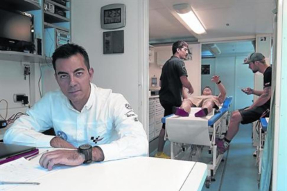 El doctor Michele Zasa, sentado tras su pequeña mesa en el interior de la Clínica Móvil.-EMILIO PÉREZ DE ROZAS