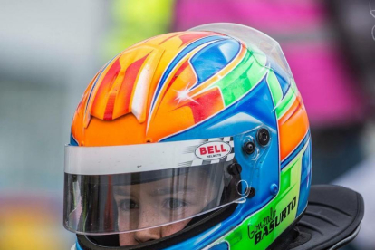 El jovencísimo piloto con su casco en una fotograría difundida en redes sociales por uno de los equipos del circuito-
