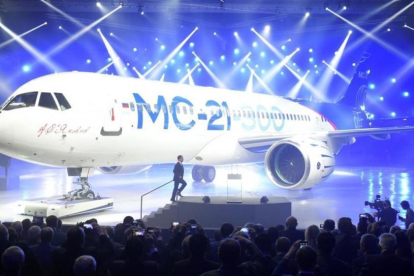 El primer ministro ruso Dmitry Medvedev se dispone a presentar el avión Irkut MC-21, la apuesta de Rusia para los vuelos de bajo coste.-SPUTNIK