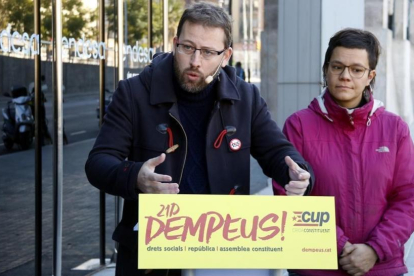Los diputados de la CUP Vidal Aragonés y Natalia Sánchez, en un mitin la pasada campaña electoral.-JORDI PUJOLAR (ACN)