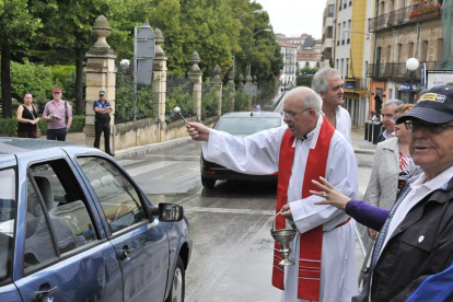 Bendición de un vehículo en Nicolás Rabal.-DANIEL RODRÍGUEZ