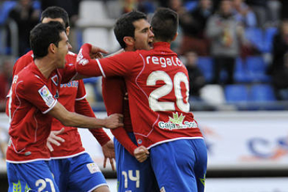 Los jugadores del Numancia celebran el primer gol anotado ante el Racing. / DIEGO MAYOR-