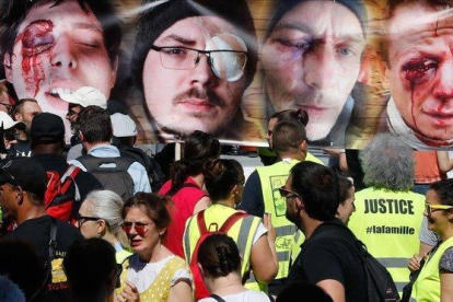 Los chalecos amarillos muestran imágenes de manifestantes heridas por la violencia policial durante las protestas de los últimos meses.-FRANÇOIS GUILLOT (AFP)
