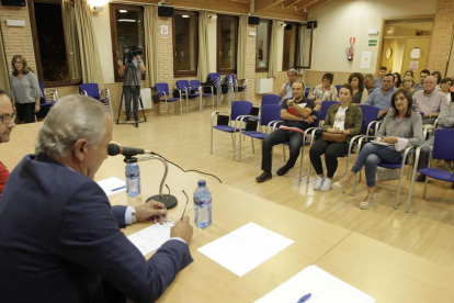 Asamblea de la PPSO en la que se decidió por unanimidad su vuelta a las urnas.-LUIS ÁNGEL TEJEDOR