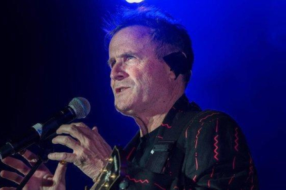 Johnny Clegg, durante un concierto en Sudáfrica en el 2017.-AFP / RODGER BOSCH