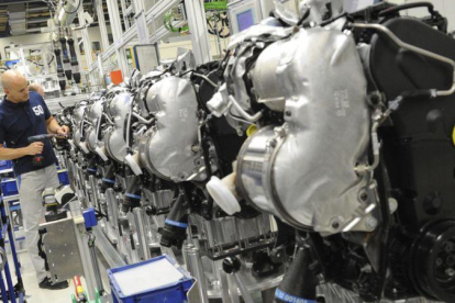 Fotografía de archivo tomada el 28 de junio de 2012 que muestra a un empleado de Volkswagen que trabaja en unos motores diesel en la planta de Salzgitter (Alemania).-JULIAN STRATENSCHULTE (EFE)