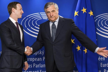 El presidente del Parlamento Europeo, Antonio Tajani, recibe al fundador de Facebook, Mark Zuckerberg.-Geert Vanden Wijngaert / AP