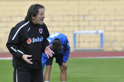 El entrenador del Numancia Juan Antonio Anquela. / ÁLVARO MARTÍNEZ-