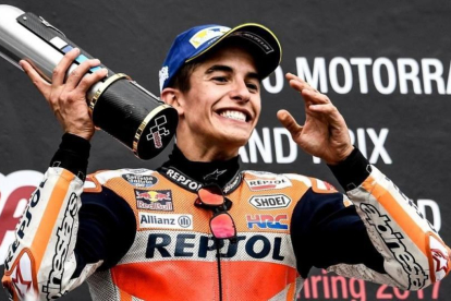 Marc Márquez (Honda) celebra su octava victoria consecutiva en Alemania.-EFE / FILIP SINGER